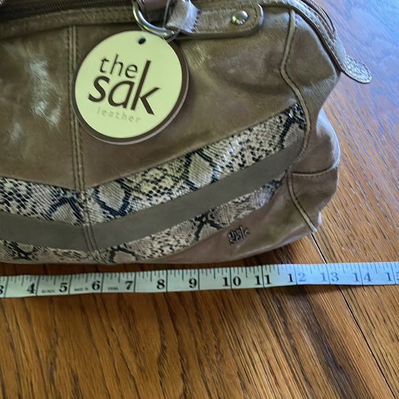 NWT DISTRESSED TAN LEATHER SHOULDER BAG WITH MAN MADE TRIM - Picture 7 of 14